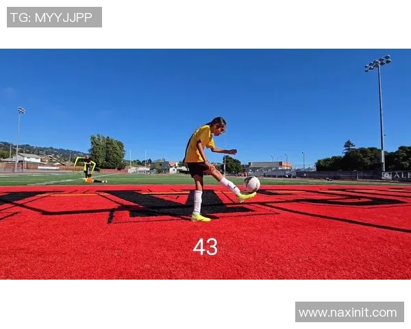 足球明星挑战颠球投篮技巧展现运动魅力与精准配合的精彩瞬间 足球明星挑战颠球投篮技巧展现运动魅力与精准配合的精彩瞬间